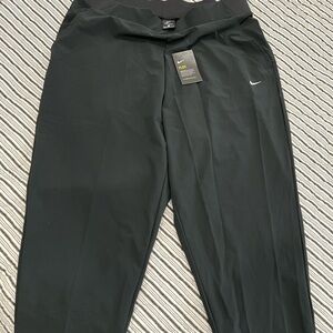 NWT Nike Dri-FIT Black Athletic Training pants 1X standard fit 7/8 Length